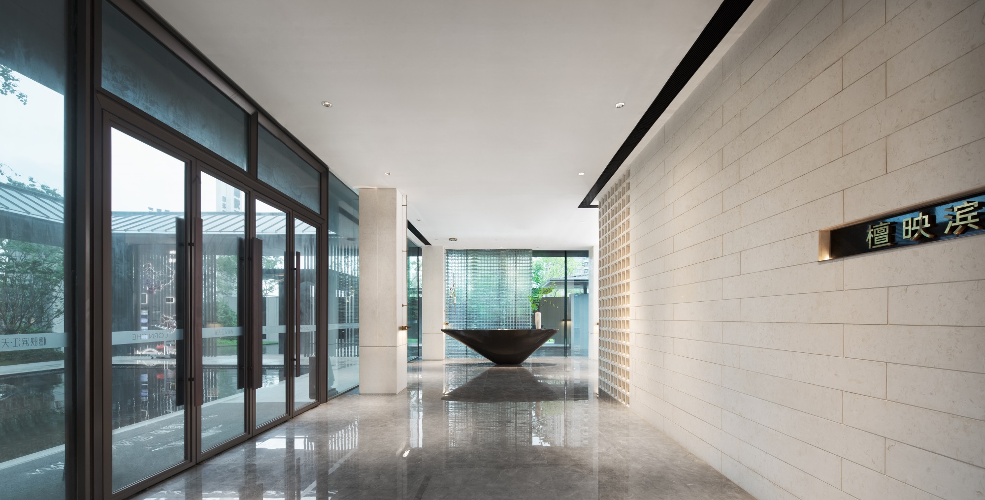 入口处如一扇扇屏风般的落地玻璃门和各处墙面形态的塑造,让空间的